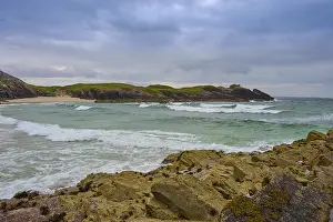 Cloudy Coastal Scene Drucke: Waves meet rugged rocks on a dramatic coast