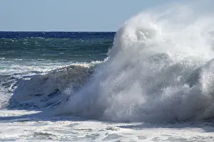 European Coastline Scenery Drucke: Waves on the ocean off Madeira