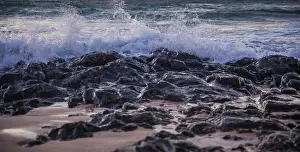 Deserted Coast Drucke: Waves roll onto the beach