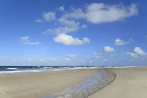 Blue Sky Summer Day Drucke: Waves running out at the sandy beach