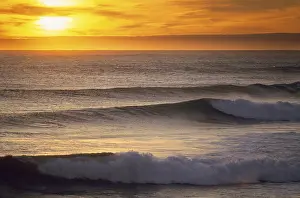 Drucke von Wellen am Sonnenuntergang, Atlantik, Agadir, Marokko, Nordafrika, Afrika Agadir Drucke: Wellen bei Sonnenuntergang, Atlantischer Ozean.