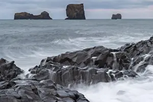 Icelandic Natural Landmark Drucke: Waves, surf, washed over columnar basalt