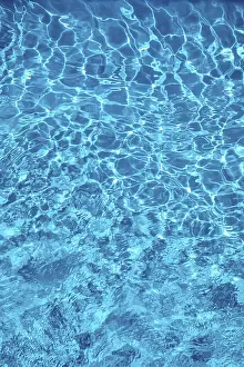 Wavy Water Surface Drucke: Wavy blue water surface with reflections