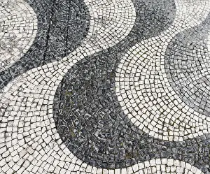 Wavy Pavement Pattern Drucke: Wavy pattern in pavement, black and white