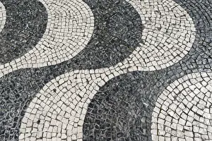 Wavy Pavement Pattern Drucke: Wavy pattern in pavement, black and white