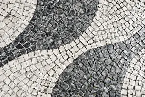 Close Up Wavy Design Drucke: Wavy pattern in pavement, black and white