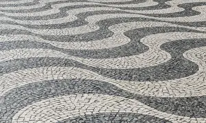 Wavy Pavement Pattern Drucke: Wavy pattern in pavement, black and white