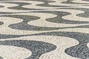Wavy Pavement Pattern Drucke: Wavy pattern in pavement, black and white