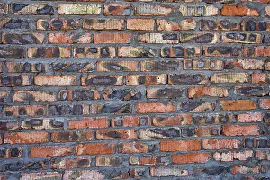 Weathered Brick Wall Drucke: Weathered red brick wall as background