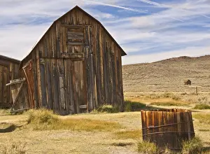 Deserted California Landscapes Drucke: Weathered rustic barn and outbuildings at an old west ghost town