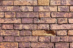 Weathered Brick Wall Drucke: Weathered stained old brick wall as background