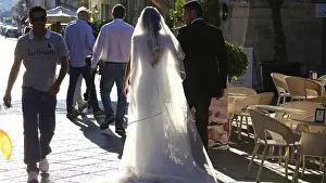Wedding Couple Drucke: Wedding couple from behind, backlight