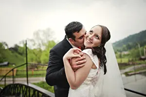 Wedding Couple Drucke: Wedding couple at the small bridge