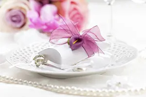 Romantic Dinner Setup Drucke: Wedding place setting with small present for guests