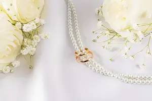 Traditional Wedding Ceremony Drucke: Wedding rings placed gracefully on a string of pearls