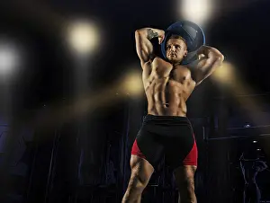 Fitness Routine Practice Drucke: The weightlifter does the workout with burdening