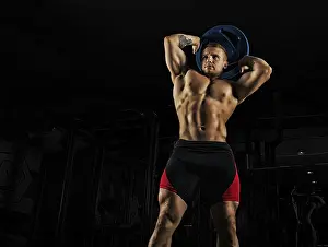Fitness Workout Drucke: The weightlifter does the workout with burdening