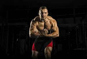 Frontal View Photography Drucke: The weightlifter is posing in front of the camera
