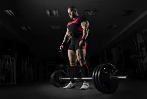 Weightlifting Exercise Drucke: The weightlifter is preparing to perform an exercise called deadlift