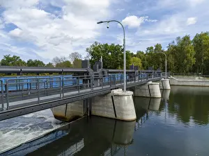 German River Landscape Drucke: Weir on the river Spree with bridge
