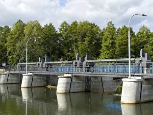 Deserted Village Waterfront Drucke: Weir on the river Spree with bridge