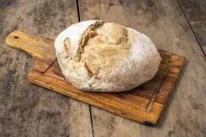 Food Photography Rustic Style Drucke: Wheat bread on a wooden rustic table