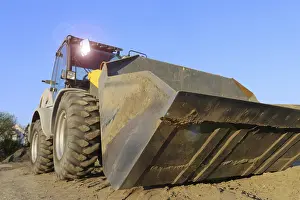 Mutterstadt Development Area Drucke: Wheel loader at sunset, here in the RingstraBe development area (Mutterstadt)