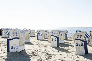 Deserted North Sea Beaches Drucke: White beach chairs and mudflats