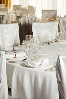 Elegant Table Setting Ideas Drucke: White beautiful table set for a wedding dinner