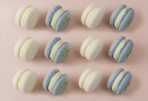 Plain Colored Background Food Drucke: White and blue macaroons on the table