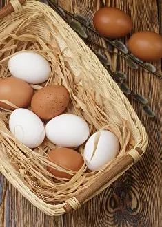Easter Egg Tradition Drucke: White and brown eggs in the basket on the table