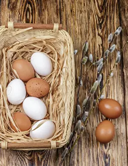 Easter Egg Tradition Drucke: White and brown eggs in the basket on the table