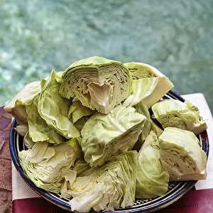 White Cabbage Drucke: White cabbage in pieces on a plate