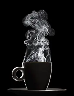 Ceramic Coffee Mug Drucke: White ceramic cup with freshly steaming