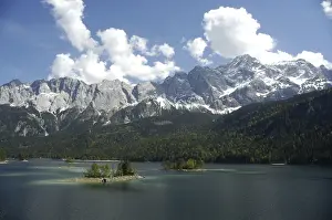 Wetterstein Mountain Range Drucke: White clouds above a pristine mountain lake