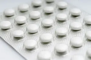 Healthcare System Medication Drucke: White coated tablets in blister packaging