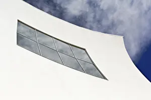 Drucke von Weiße konvexe Fassade, Fassaden-Detail, Wolken in den Fenstern widergespiegelt, Auditorium und Kongresszentrum Infanta Doña Elena, Architekt Estudio Barozzi Veiga, Murcia Murcia Drucke: Weiße konvexe Fassade, Fassaden-Detail.