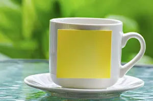 Copy Space Image Drucke: White cup with empty sticky notepad