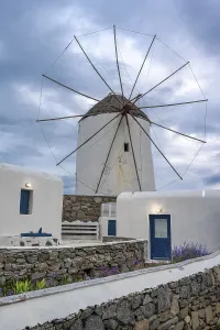 Cyclades Islands Landscape Drucke: White Cycladic house with windmill