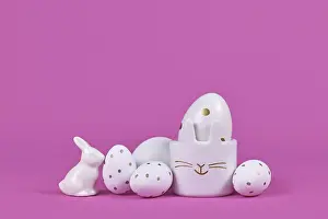 Pink Background Design Drucke: White easter eggs with golden dots
