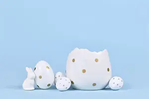Decorative Easter Bunny Figurine Drucke: White easter eggs with golden dots