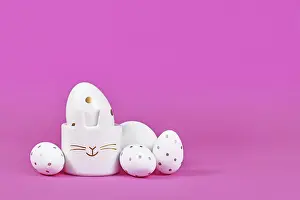 Holiday Decorations Drucke: White Easter eggs with golden dots