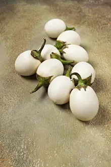 Gourmet Meal Recipe Drucke: Several white eggplants are placed on a textured surface