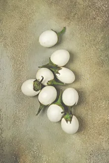 Gourmet Meal Recipe Drucke: Several white eggplants are placed on a textured surface