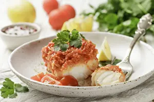 Drucke von Weißfisch (Kod, Pollock, Nototenia, Meeresbarsch), in Zwiebeln, Karotten und Tomaten gebrüht. Gemüsemarinade. Leckere heiß oder kalte Snacks für Foodies. Selektiver Fokus Pollock Drucke: Weißfisch (Kabeljau, Pollock, Nototenien)