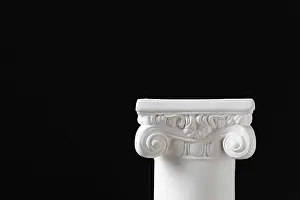 Dark Background Architecture Drucke: White ionic design column on dark background
