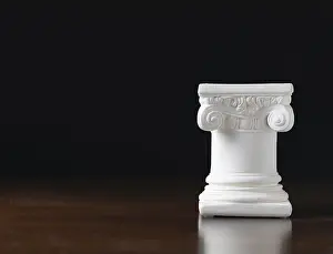 Plain Colored Background Decoration Drucke: White ionic design column on dark background