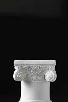 Dark Background Architecture Drucke: White ionic design column on dark background