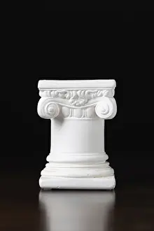 Dark Background Architecture Drucke: White ionic design column on dark background