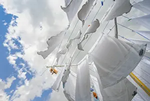 Bernese Oberland Scenery Drucke: White laundry drying on a clothesline